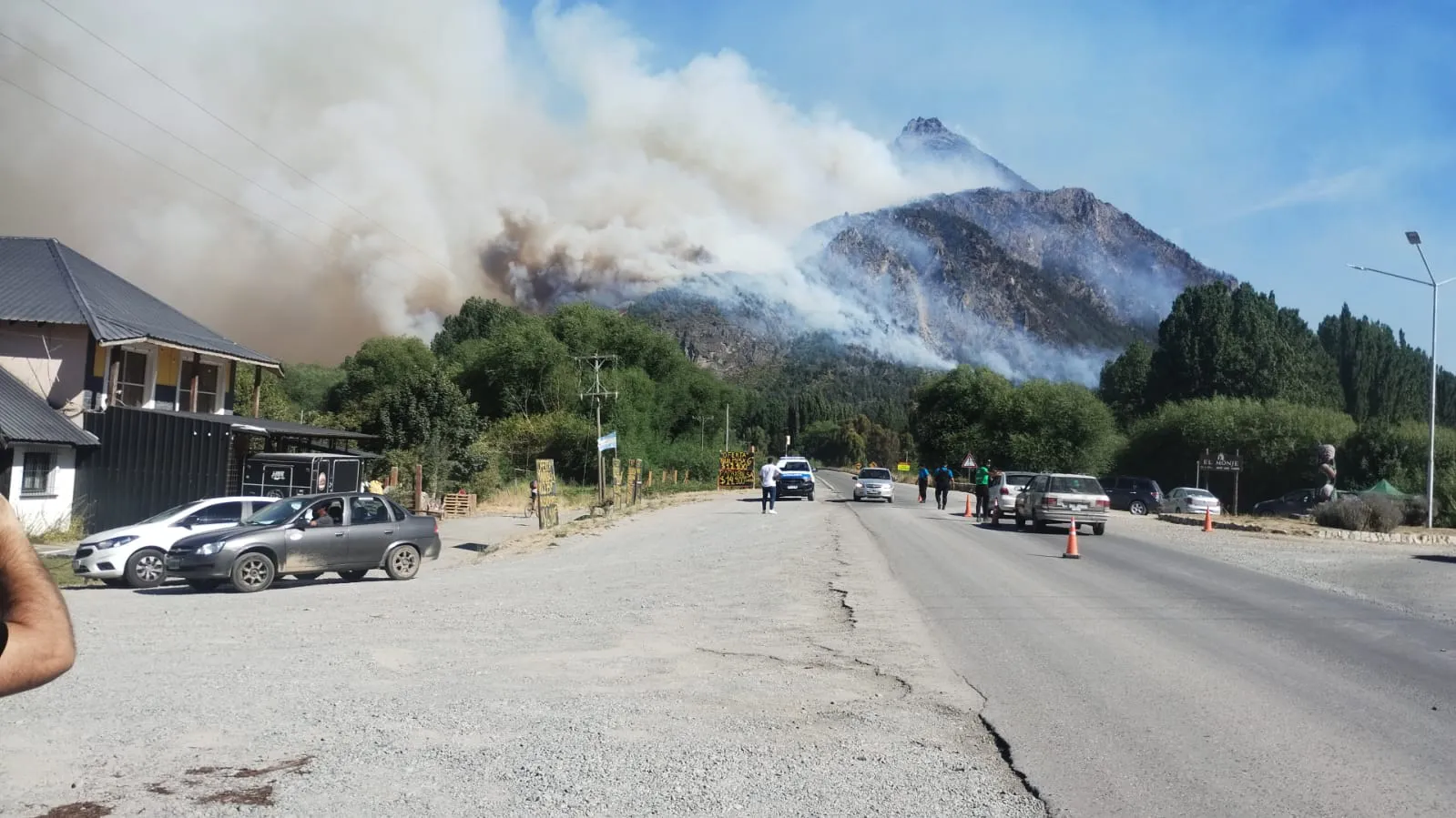Urgente: Corte total de la Ruta 40 por incendio en El Hoyo