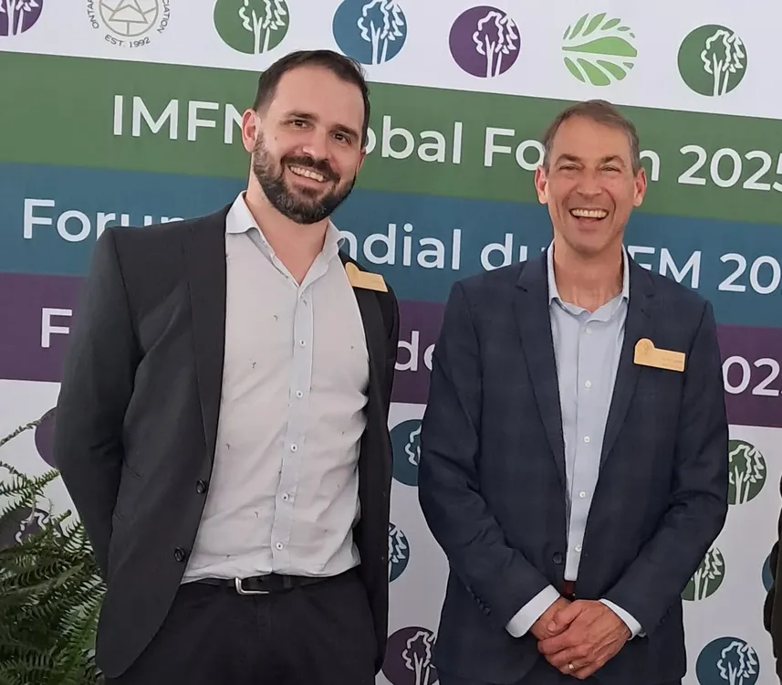 El secretario de Turismo de Trevelin y sus Parajes, Juan Manuel Peralta, junto al presidente de la Red Internacional de Bosques Modelo, Richard Verbisky