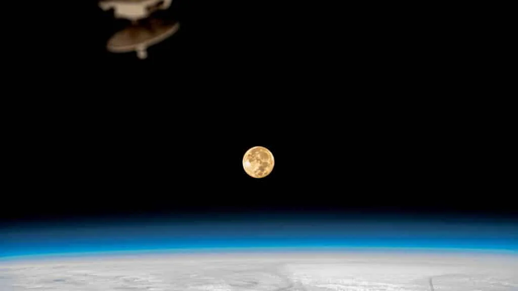 la-luna-desde-la-iss-1024x576