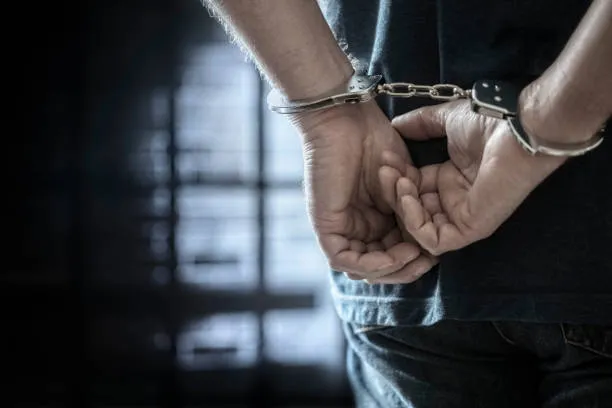 detenido esposado