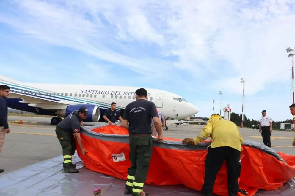 avion hidrante 737