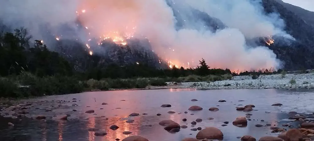 39350c3e-incendios-en-el-turbio-2-©-adrian-llanfulen-spmf--1024x461