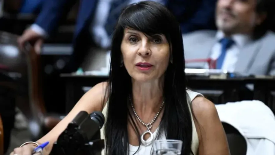 Lorena-Villaverde-renuncio-al-Senado