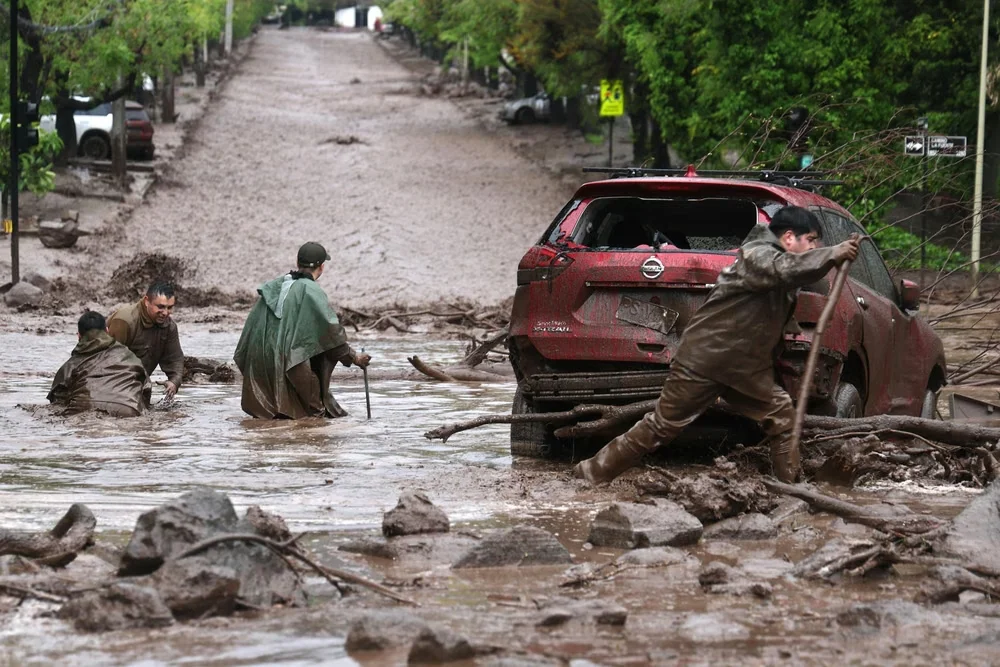 violento-aluvion-santiago-chile-un-alud-agua-y-barro-arrastro-autos-e-inundo-calles-las-condes