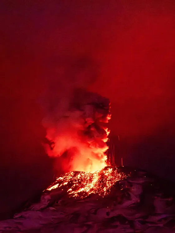 El volcán Chillán se vuelve a activar después de 4 años. Les comparto una pequeña parte de este 3