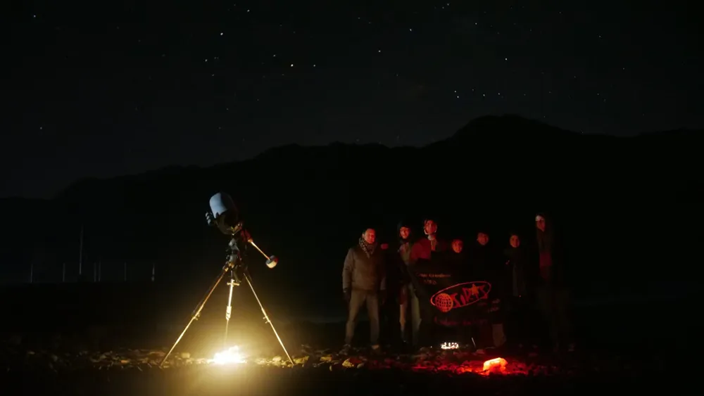 2018-Osiris-en-Lago-Puelo-con-constelacio╠un-Escorpio-de-fondo